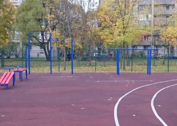 Площадка для воркаута в городе Санкт-Петербург №2542 Маленькая Современная фото